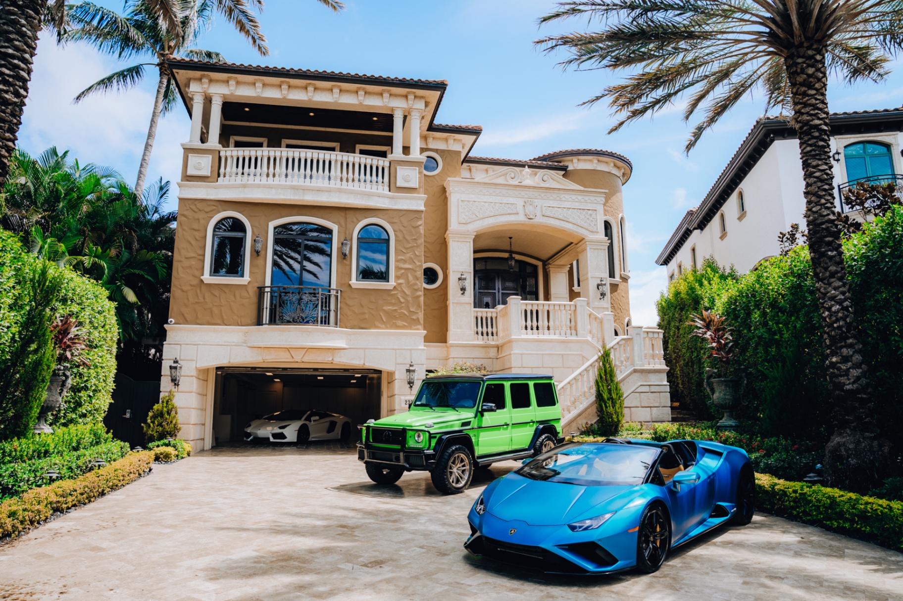 Lamborghini HuracΓ‘n & G-Wagon β Miami estate